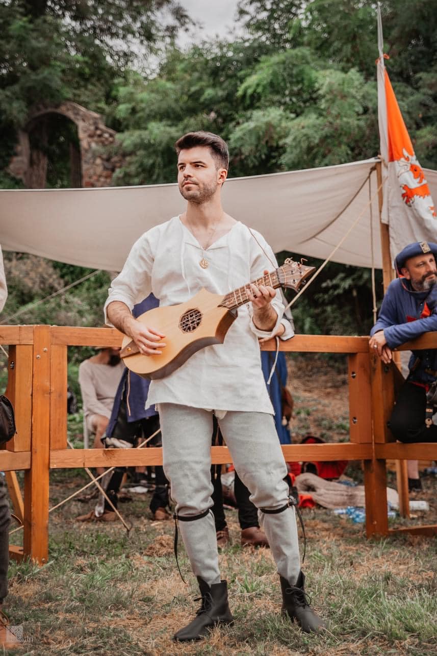 Veratus na scenie podczas turnieju rycerskiego